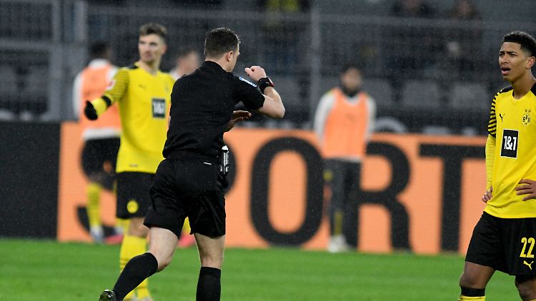 Handelfmeter? Felix Zwayer wurde seiner Linie im Bundesliga-Topspiel nicht durchgehend gerecht.