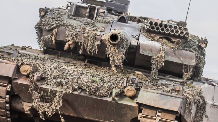 SIPRI zählt zu den Waffenverkäufen der 100 größten Rüstungskonzerne vor allem schwere Waffen wie Kampfpanzer.