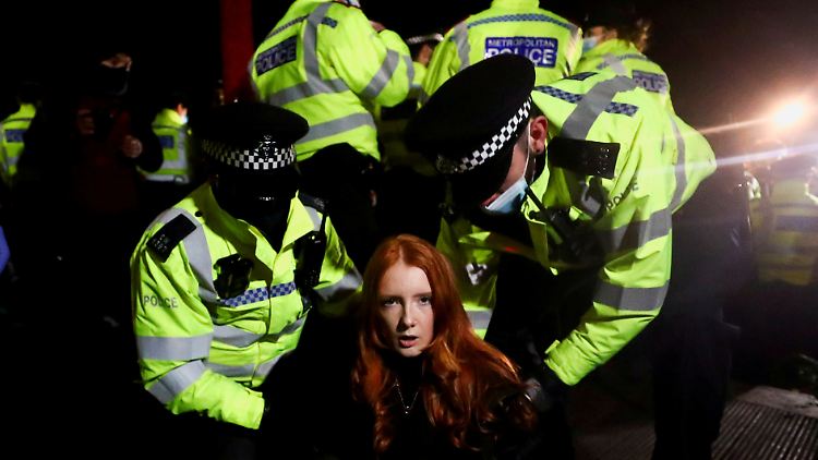 Bei einer Mahnwache für die ermordete Sarah Everard in London nehmen Polizisten im März eine junge Frau fest.