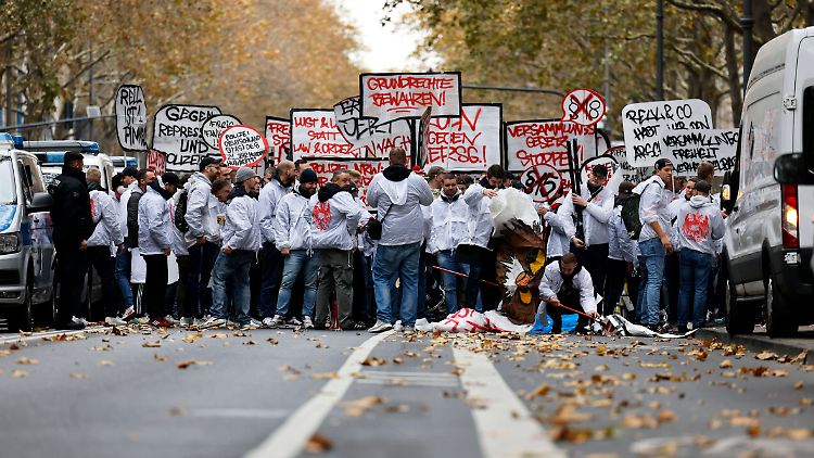 Kritiker hatten der schwarz-gelben Regierung zuvor vorgeworfen, mit ihrem Gesetzentwurf Gegendemonstrationen erschweren zu wollen.