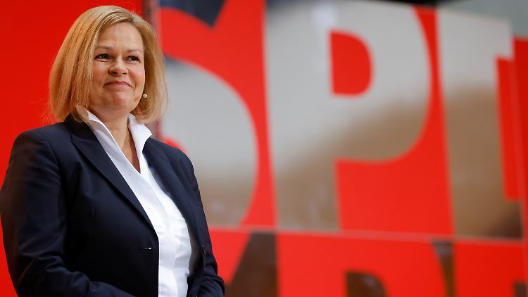 Ihren Namen hatte vor der Ministerpräsentation kaum jemand auf dem Zettel: Nancy Faeser.