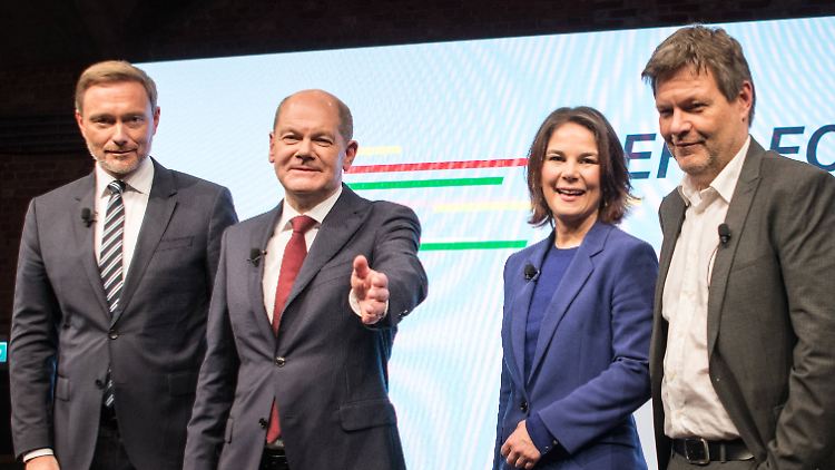 Die Spitzen der designierten Koalition: Finanzminister Christian Lindner (FDP), Kanzler Olaf Scholz (SPD), Außenministerin Annalena Baerbock und Wirtschaftsminister Robert Habeck (beide Grüne, v.l.).