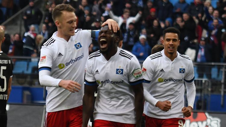 Jatta im Kreis seiner Mitspieler. 