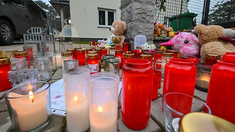 Anwohner stellten Kerzen vor dem Haus der Familie auf.
