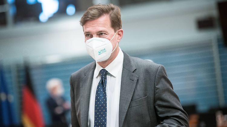Vor seinem Job als Regierungssprecher arbeitete Seibert mehr als 20 Jahre für das ZDF als Journalist.