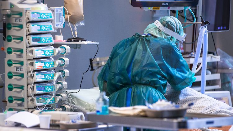 Einer Studie zufolge reduziert Tocilizumab das Sterberisiko bei schwer erkrankten Corona-Patienten.