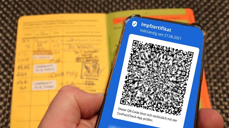  In vielen Fällen versuchten Verdächtige, durch die Vorlage eines gefälschten Impfpasses in Apotheken oder Arztpraxen einen personalisierten QR-Code zu erhalten. 