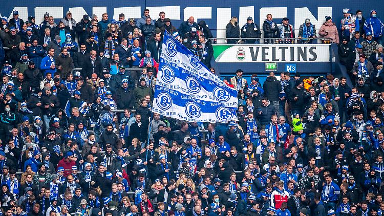 Beim FC Schalke hoffen Fans, Spieler und Angestellte gemeinsam auf den Wiederaufstieg.
