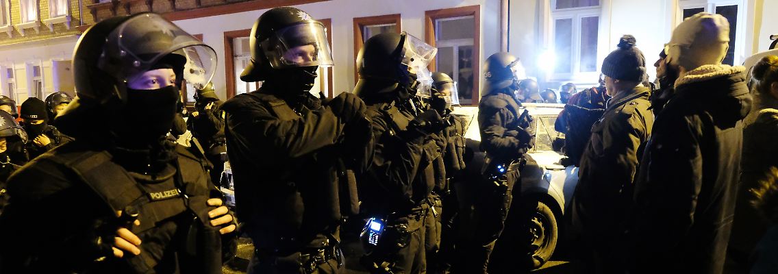 Polizisten halten in Sachsen mehrere Gegner der Corona-Maßnahmen auf.