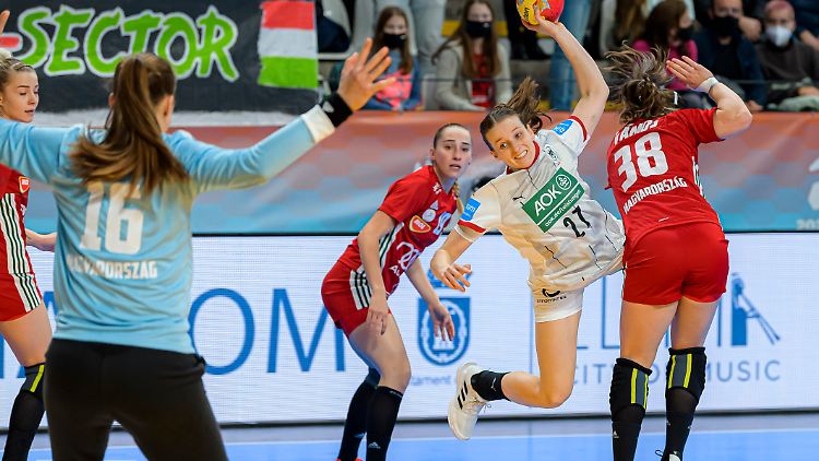 Julia Maidhof im weißen Trikot erzielte neben Meike Schmelzer die meisten Tore gegen Ungarn.