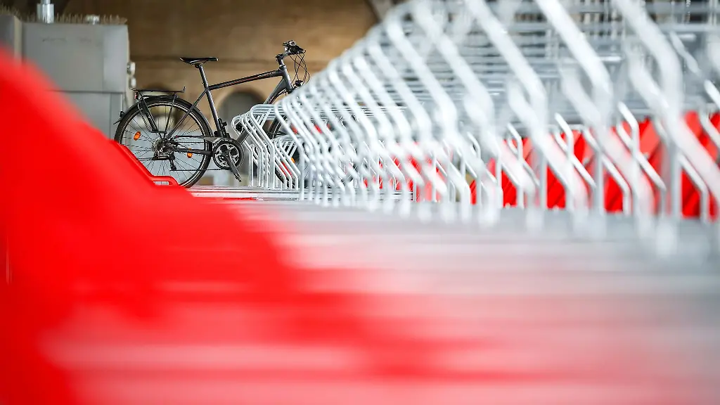 Viele-Bike-Ride-Anlagen-sind-gut-erreichbar-und-wenig-ausgelastet-doch-oft-mangelt-es-an-Ueberdachungen-Lademoeglichkeiten-fuer-E-Bikes-und-abschliessbaren-Fahrradgaragen-wie-ein-ADAC-Test-an-Bahnhoefen-in-zehn-deutschen-Grossstaedten-ergab
