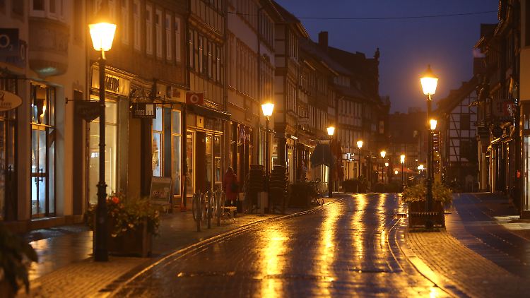 13 Prozent der Kommunen ziehen in Betracht, als Sparmaßnahme die Straßenbeleuchtung abzudunkeln.