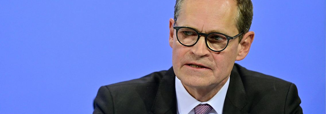 Michael Müller nimmt an einer Pressekonferenz teil.