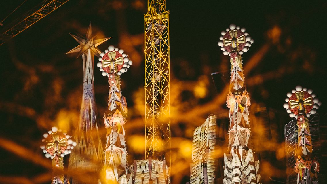 Am Abend wird er dann, pünktlich zum katholischen Feiertag Mariä Empfängnis, das erste Mal auf dem mit 123 Metern aktuell höchsten Turm des Bauwerks erstrahlen.