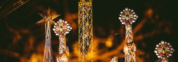 Am Abend wird er dann, pünktlich zum katholischen Feiertag Mariä Empfängnis, das erste Mal auf dem mit 123 Metern aktuell höchsten Turm des Bauwerks erstrahlen.