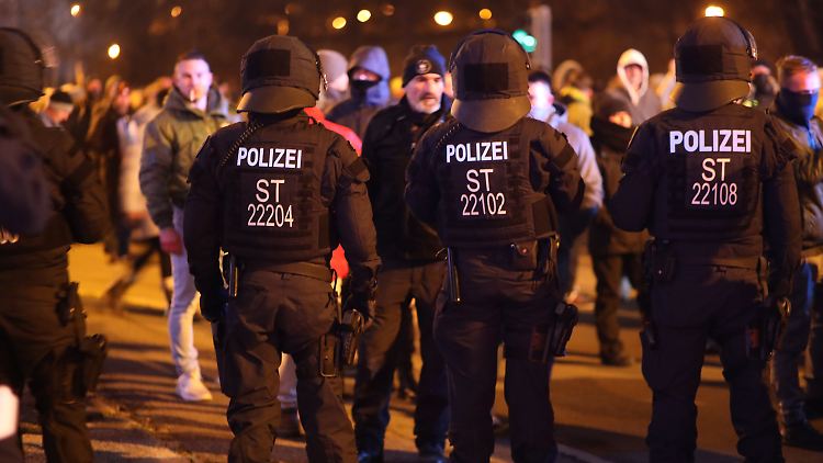 Der Protest gegen die Corona-Regeln schlägt auch hierzulande immer öfter in Hass und Gewalt um.
