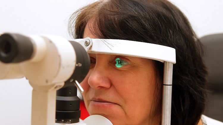 Einmal im Jahr sollte man seine Augen bei einem Augenarzt kontrollieren lassen.