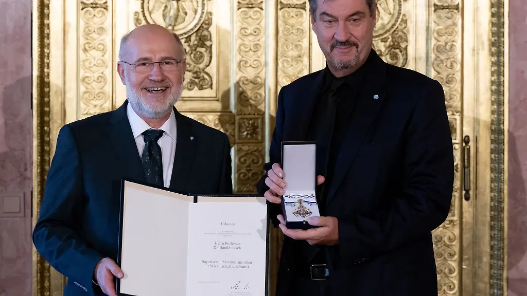 Ministerpraesident-Markus-Soeder-r-wuerdigte-Astrophysiker-Harald-Lesch-fuer-seine-Faehigkeit-wissenschaftliche-Themen-einem-breiten-Publikum-zu-vermitteln