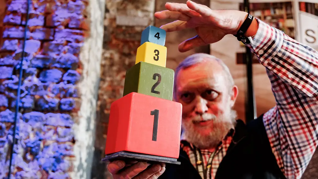 Uwe-Schenk-arbeitet-alte-Zauberutensilien-neu-auf-und-zeigt-eine-sogenannte-magische-Pyramide