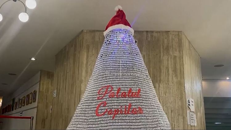 Weihnachtsbaum Impfampullen.JPG