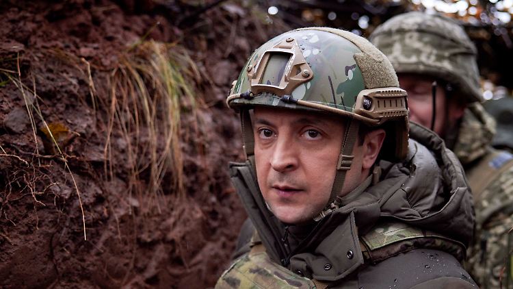 Symbolischer Auftritt: Am Tag vor dem Videogipfel besuchte der ukrainische Präsident Wolodymyr Selenskyj Soldaten in der Ostukraine.