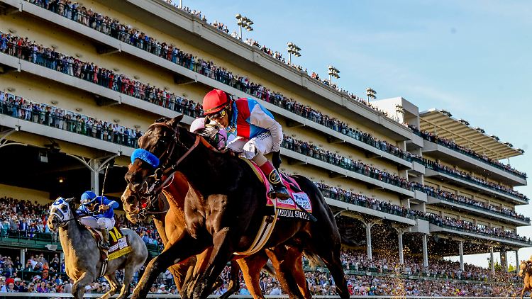 Medina Spirit (v.) auf der beeindruckenden Churchill Downs Rennbahn. 