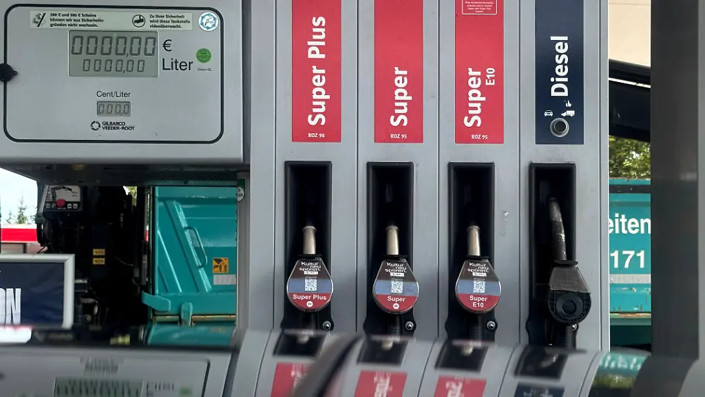 An-den-Zapfsaeulen-steigen-die-Preise