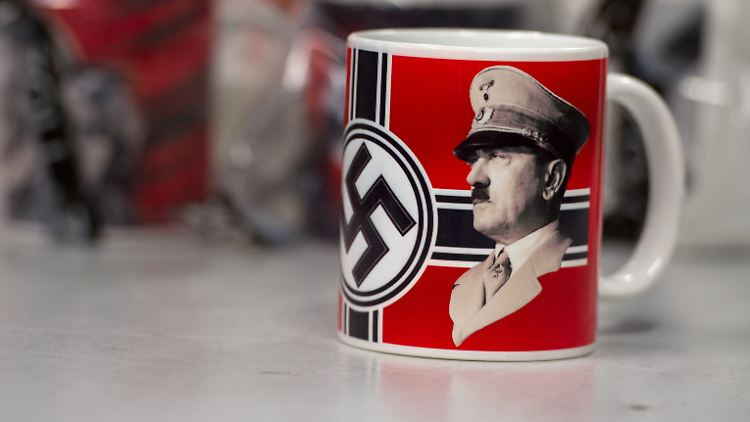 Tassen ähnlich dieser, die der Zoll am Flughafen Düsseldorf beschlagnahmte, vertrieb der Mann offenbar in Neonazikreisen. 