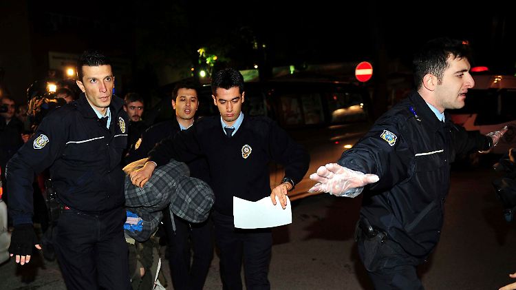 Der überwältigte Mann wird nach der Landung in Istanbul von der türkischen Polizei in abgeführt.