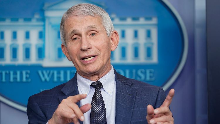 Fauci vermutet, dass Omikron sogar weniger schwerwiegend sein könnte. 