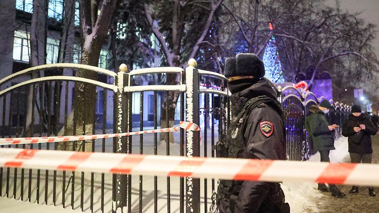 Ein Polizist sichert den Tatort in Moskau.