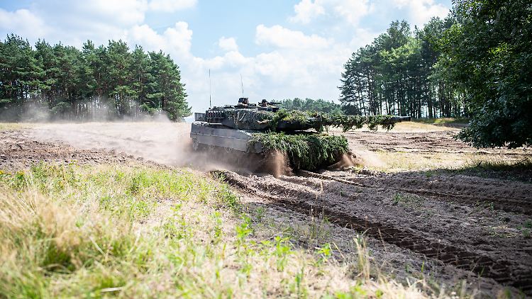 Der Jeep hatte gegen den tonnenschweren Kampfpanzer keine Chance.