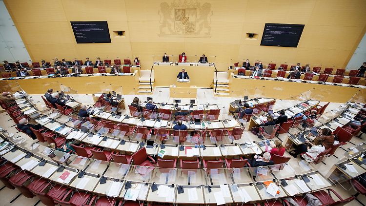 Abgeordnete in Bayern müssen in Zukunft Nebentätigkeiten ab dem ersten Euro veröffentlichen. 