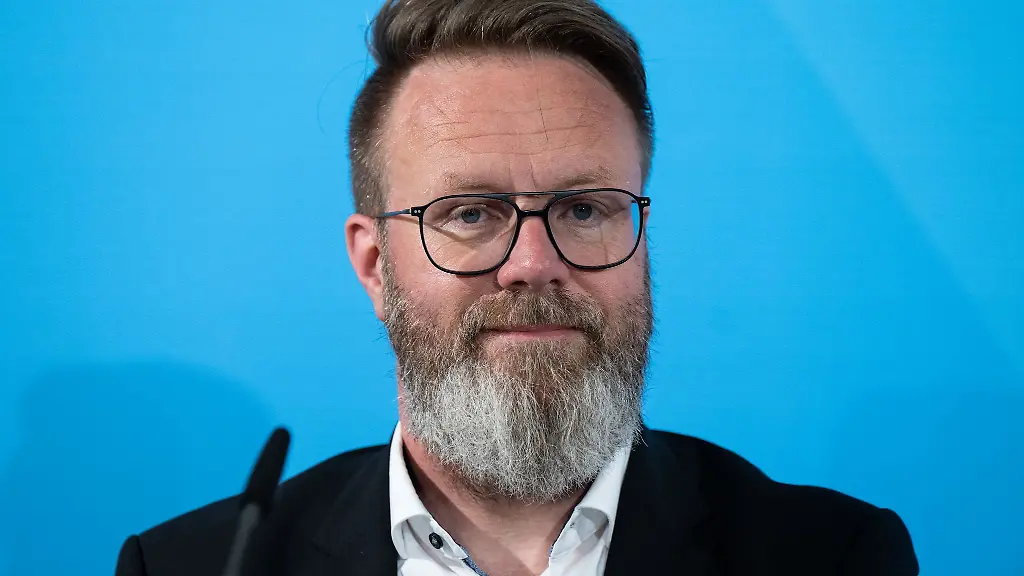 Schleswig-Holsteins-Wirtschaftsminister-Claus-Ruhe-Madsen-fordert-den-Rueckzug-von-Werften-Investor-Lars-Windhorst