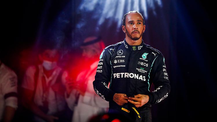 Lewis Hamilton schafft es normalerweise wegen sportlicher Leistungen in die Schlagzeilen.