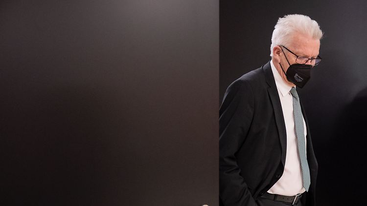 "Wir geben das Versprechen, dass wir am Durchregieren keinen Gefallen finden", sagt Winfried Kretschmann.