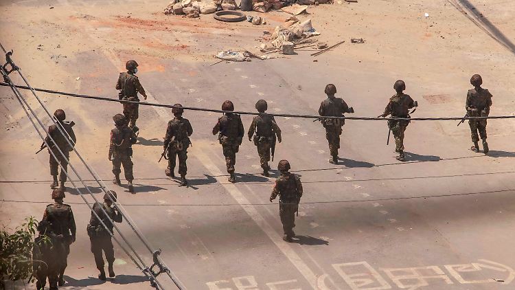 Auf diesem Archivbild vom März rücken Militärs gegen Demonstranten vor, die gegen den im Februar erfolgten Militärputsch protestieren.