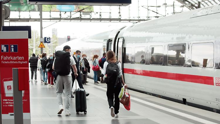 Wer keinen entsprechenden Nachweis vorweisen kann, wird dazu aufgefordert, den Zug an der nächsten Station zu verlassen. Es droht ein Bußgeld von bis zu 2500 Euro.