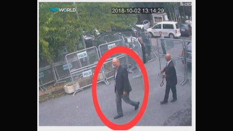 Dieses vom türkischen Sender TRT World zur Verfügung gestellte Videostandbild vom 2. Oktober 2018 zeigt mutmaßlich den Journalisten Jamal Khashoggi vor Betreten des Konsulats von Saudi-Arabien in Istanbul.