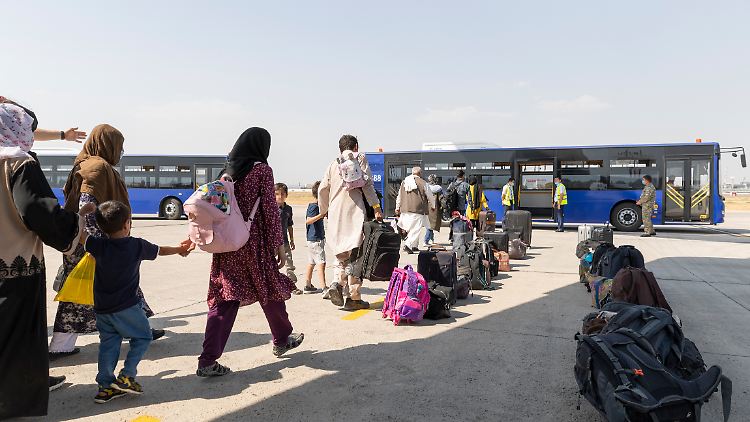Afghanische Ortskräfte und deren Angehörige bei einer Zwischenladung im usbekischen Taschkent.