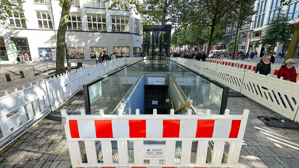 Die-oeffentliche-Toilette-an-der-Moenckebergstrasse-in-der-Hamburger-Innenstadt-ist-fuer-rund-zwei-Millionen-Euro-saniert-worden-Doch-nur-drei-Monate-danach-musste-sie-wegen-eines-Wasserschadens-wieder-geschlossen-werden