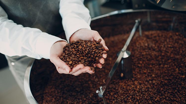 Die Futures-Preise für die höherwertigen Arabica-Bohnen liegen inzwischen bei 2,50 US-Dollar pro Pfund und damit fast doppelt so hoch wie noch Anfang 2021.