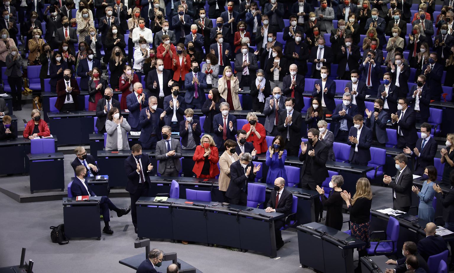 Mit minutenlangem Stehbeifall beglückwünschten die Abgeordneten im Bundestag Olaf Scholz zu seiner Wahl als Kanzler der Bundesrepublik Deutschland. 