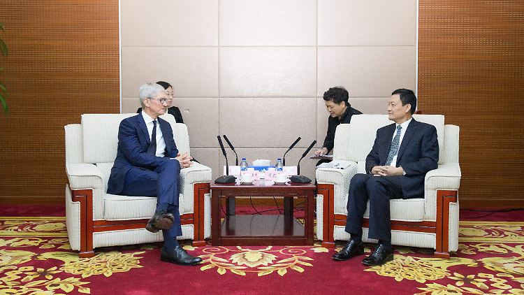 Apple-Chef Tim Cook mit dem chinesischen Industrieminister Xiao Yaqing im Okotber 2019.