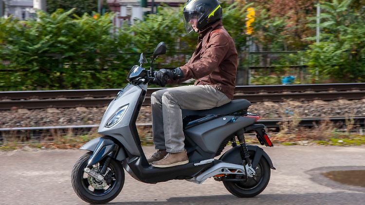 Abgesehen von der netten Aufmachung fallen sofort die kompakten Abmaße des Piaggio 1 Active ins Auge.