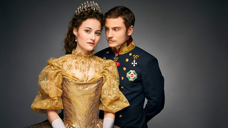 Spielen Kaiserin Sisi und Kaiser Franz: Dominique Devenport und Jannik Schümann.
