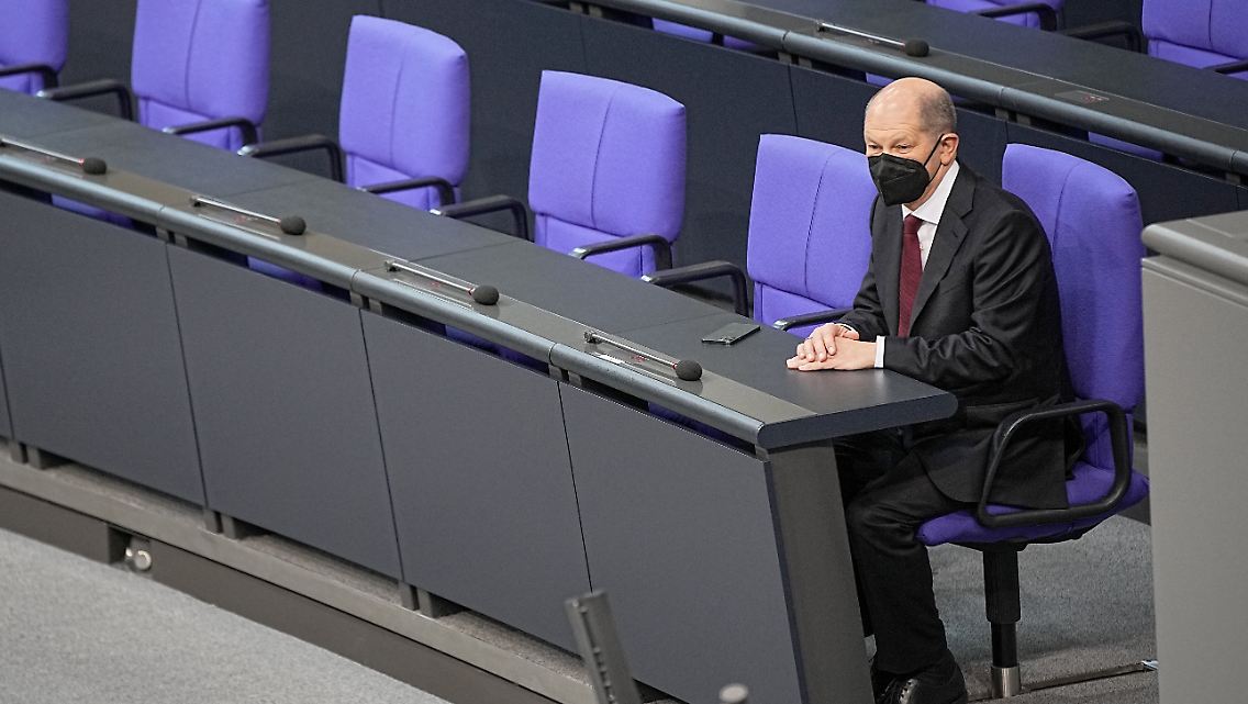 Scholz auf dem Kanzlerstuhl.