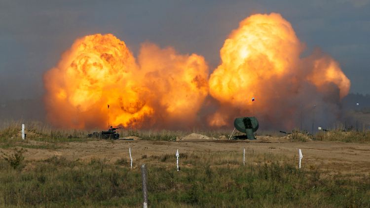 Russland lässt bei Militärübungen die Muskeln spielen. Der Westen droht im Gegenzug vor allem mit wirtschaftlichen Sanktionen. 