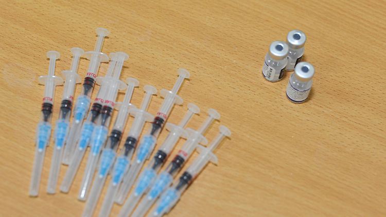 Omikron zeigt sich robuster gegen bisher eingesetzte Corona-Impfstoffe.