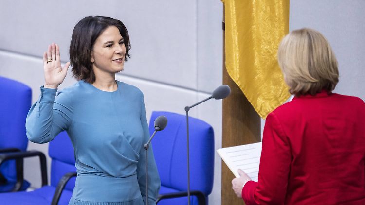 Für Annalena Baerbock geht die Arbeit als Außenministerin sofort los. Krisen und große Fragen sind zu drängend.